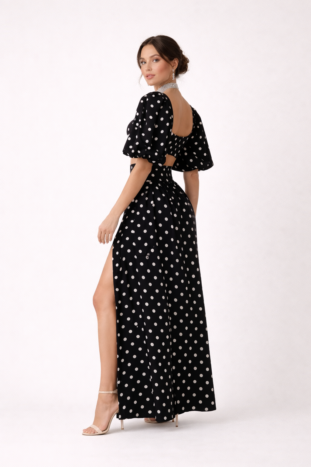 Comfortabele elegante dames topset met pofmouwen en bolletjesprint maxirok. Perfect voor feestjes en speciale gelegenheden.
