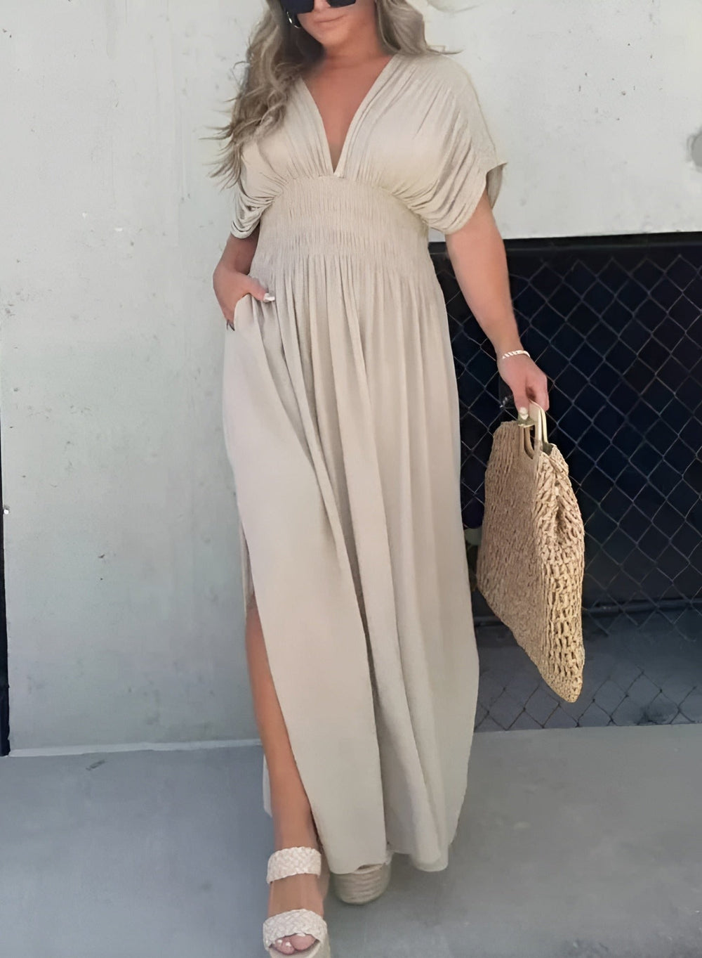 Chique V-hals maxi damesjurk met split, ideaal voor de zomer. Comfortabel en stijlvol, een must-have.