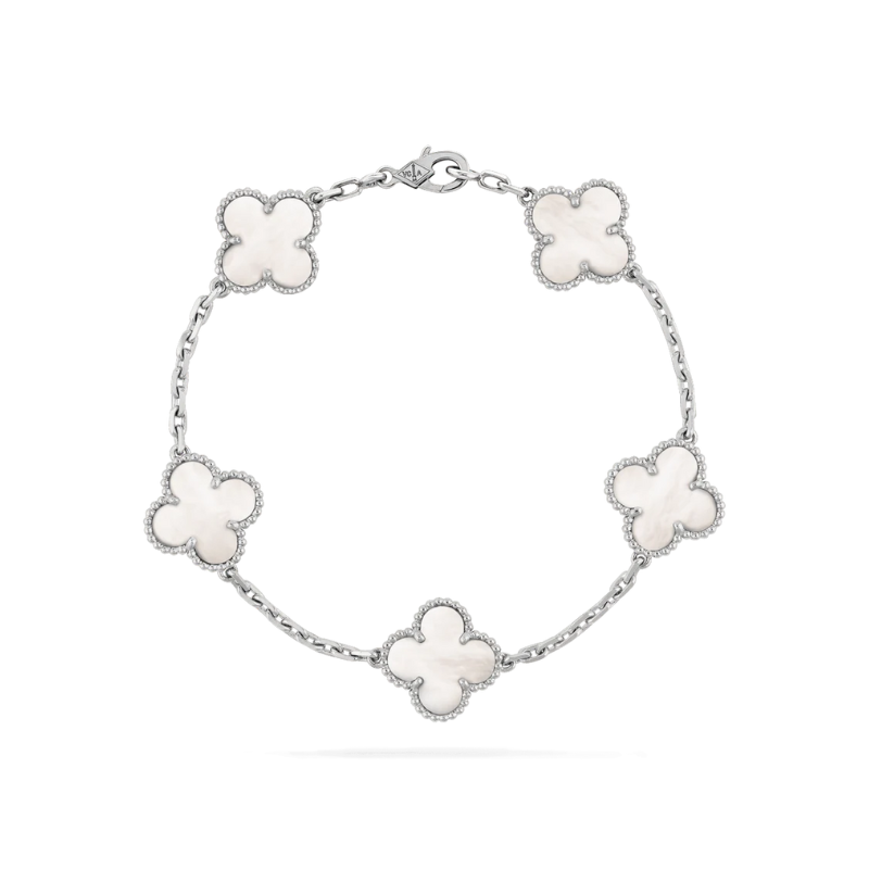Elegante, verstelbare armband van hoogwaardig metaal met glanzende afwerking; tijdloos ontwerp geschikt voor elke gelegenheid