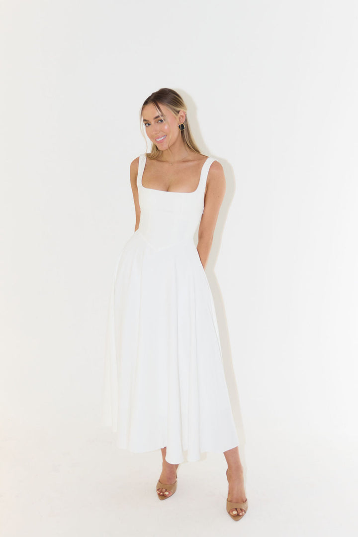 "Elegante vierkante hals jurk voor vrouwen, getailleerd met zachte stof, perfect voor dagelijks en avondgebruik."