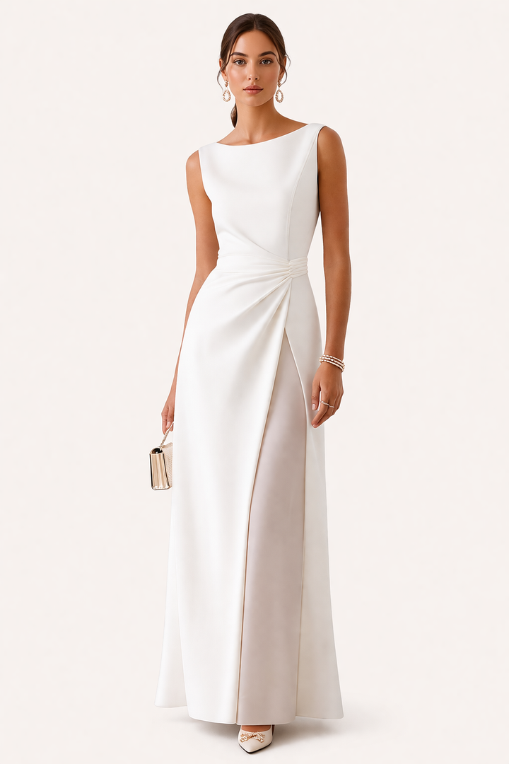 Elegante witte dames maxi jurk met hoge split en verfijnde draperingen, perfect voor feesten en avonden.