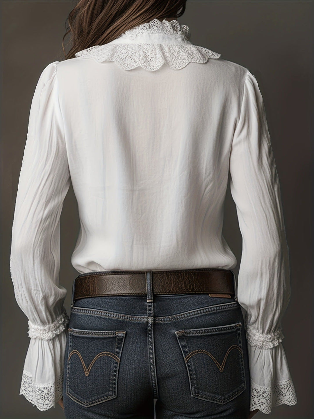 Witte damesblouse met lange mouwen, elegante kanten details en een chique uitstraling, geschikt voor vele gelegenheden.