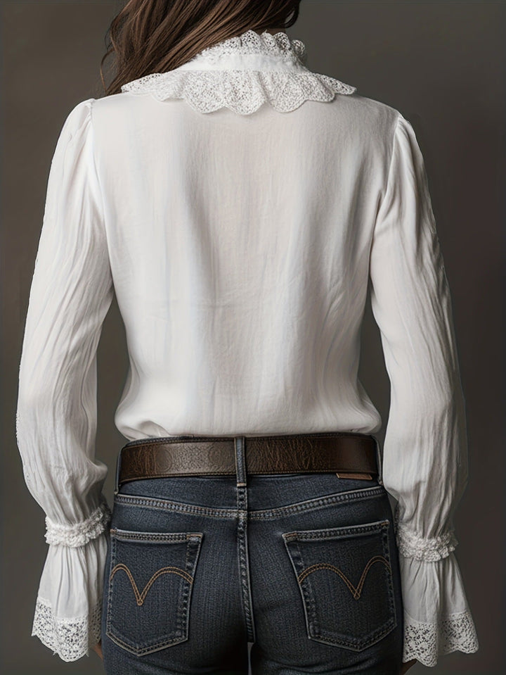 Witte damesblouse met lange mouwen, elegante kanten details en een chique uitstraling, geschikt voor vele gelegenheden.