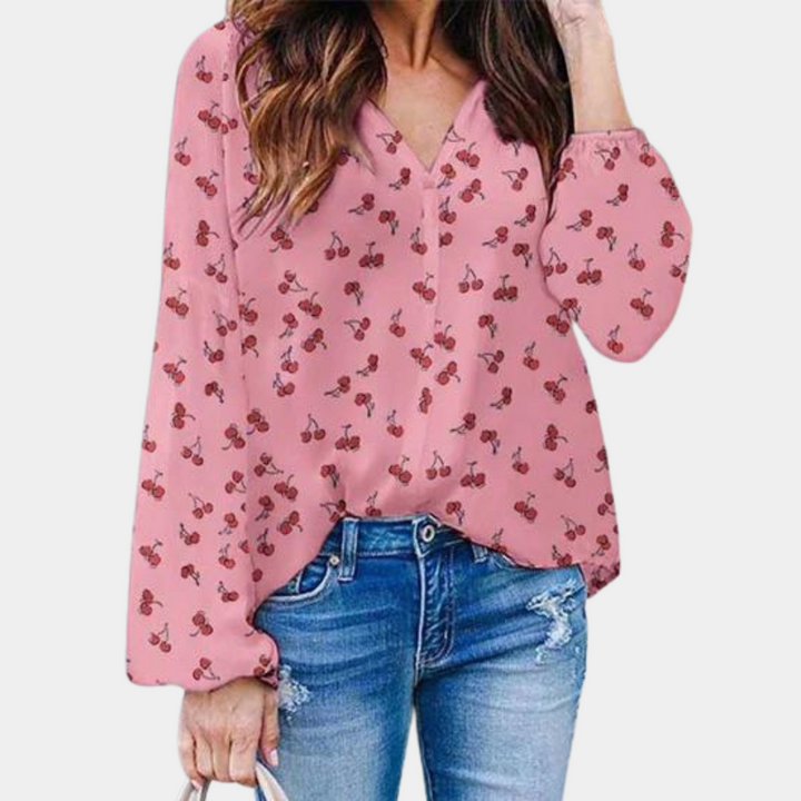 Elegante witte damesblouse met vrolijke kersenprint, perfect voor een stijlvolle zomerlook.