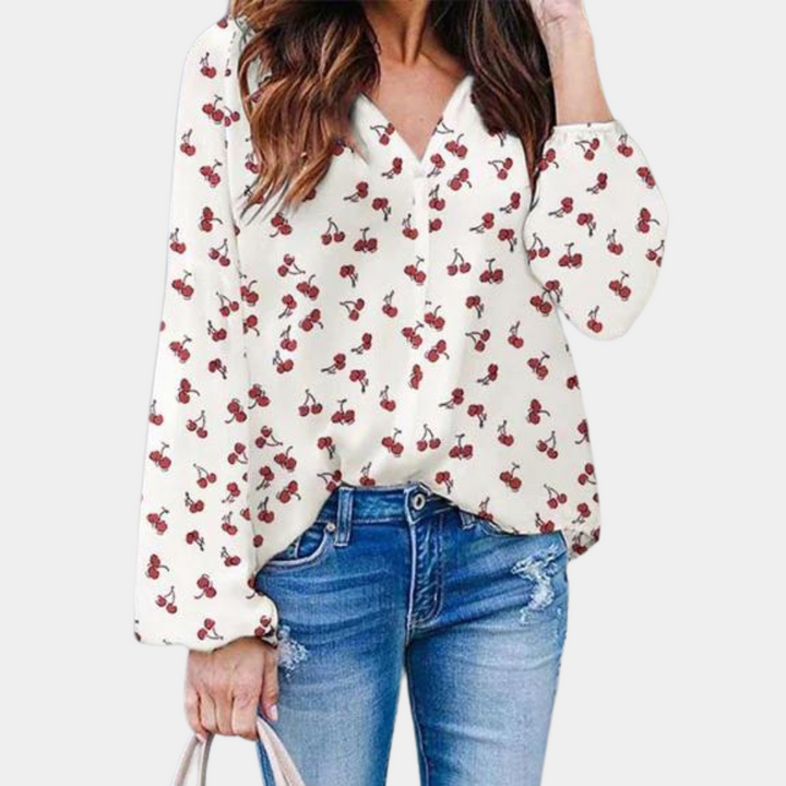 Modieuze zomerblouse voor dames met unieke kersenprint. Ideaal voor lente en zomer, casual chic.