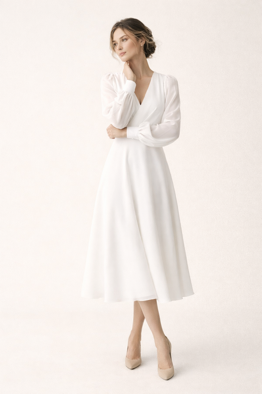Modieuze dames midi jurk met stijlvolle V-hals en pofmouwen. Ideaal voor bruiloftsgast of avondkleding.