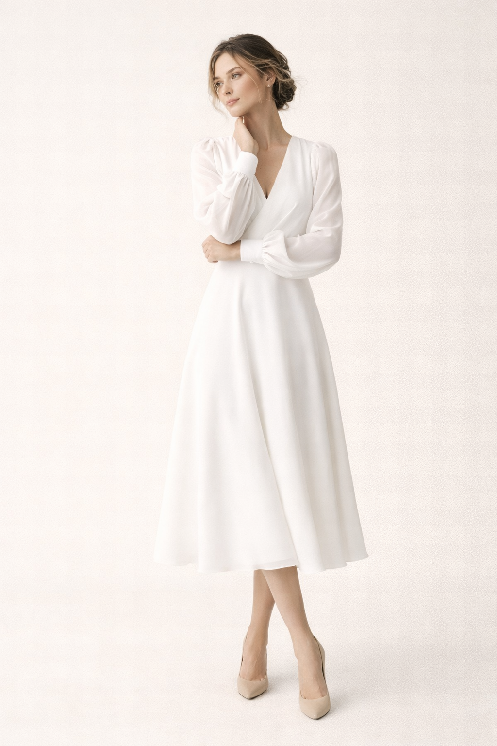 Modieuze dames midi jurk met stijlvolle V-hals en pofmouwen. Ideaal voor bruiloftsgast of avondkleding.