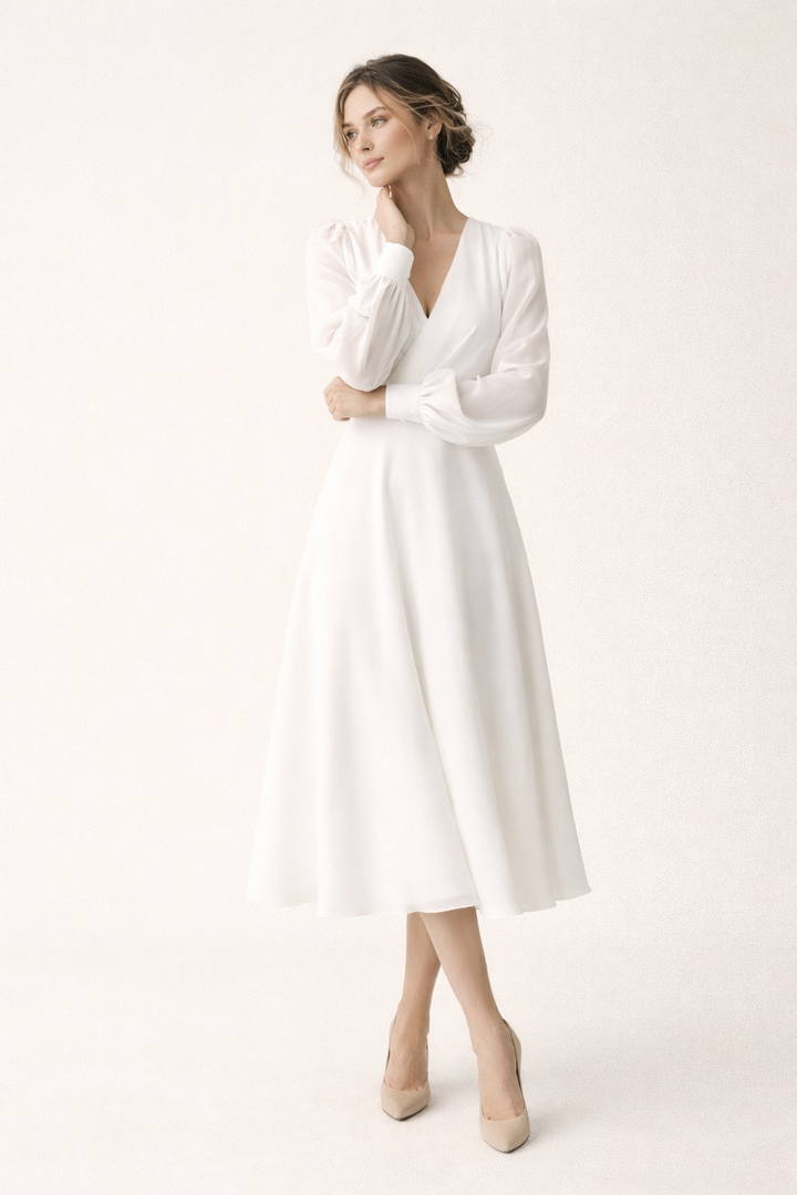 Modieuze dames midi jurk met stijlvolle V-hals en pofmouwen. Ideaal voor bruiloftsgast of avondkleding.