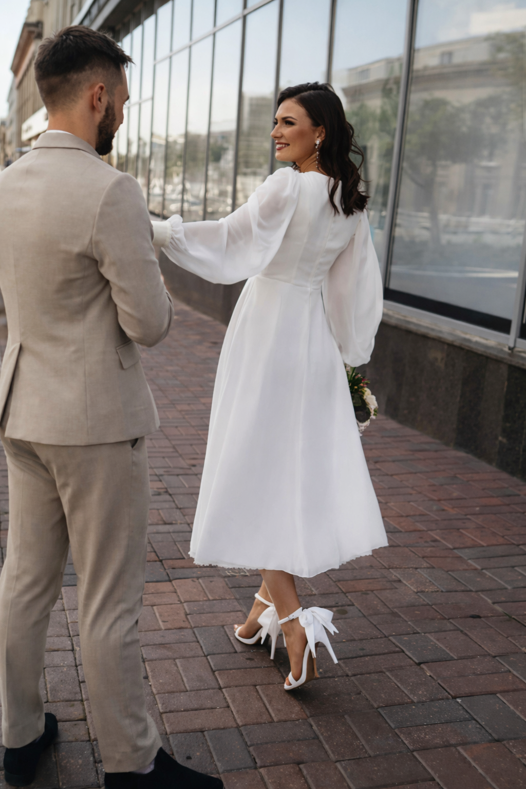 Stijlvolle dames midi jurk. Deze elegante jurk met V-hals en pofmouwen is een uitstekende galajurk keuze.