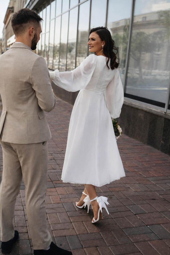 Stijlvolle dames midi jurk. Deze elegante jurk met V-hals en pofmouwen is een uitstekende galajurk keuze.