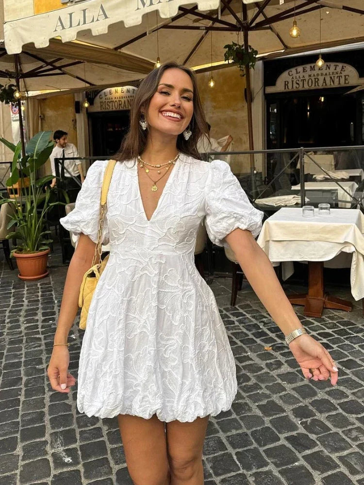 "Elegante witte zomerjurk met geborduurde ruches, perfect voor elke gelegenheid en biedt ademend comfort."