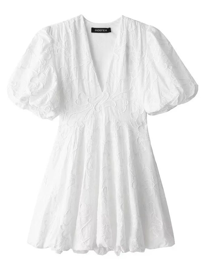 "Elegante witte zomerjurk met geborduurde ruches, perfect voor elke gelegenheid en biedt ademend comfort."