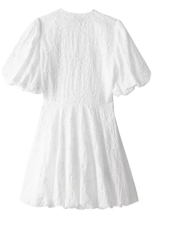 "Elegante witte zomerjurk met geborduurde ruches, perfect voor elke gelegenheid en biedt ademend comfort."