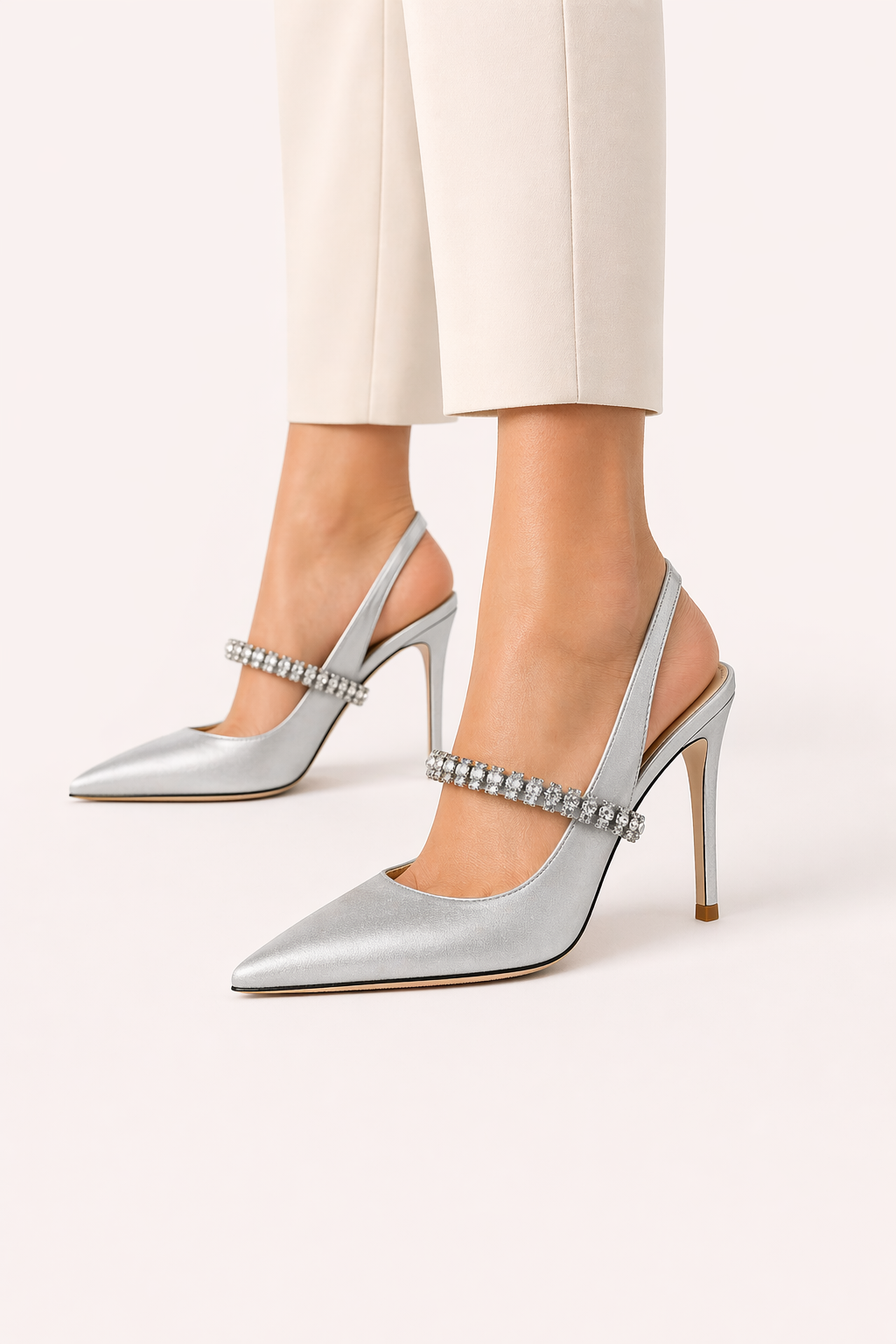 Elegante zilver/beige slingback damesschoenen met spitse neus, hoge hak en sprankelende versiering voor feesten.