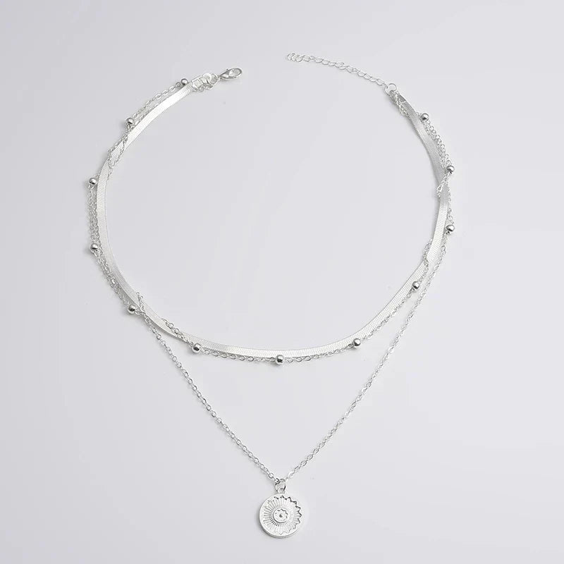 Zilverkleurige drievoudige ketting, minimalistisch ontwerp, geschikt voor elke gelegenheid.