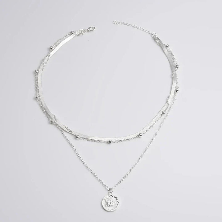 "Elegante zilveren drievoudige ketting van 925 sterling zilver, minimalistisch ontwerp, geschikt voor elke gelegenheid."