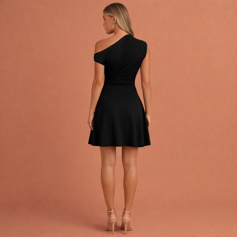 Modieuze zwarte asymmetrische mini-jurk voor dames, een stijlvolle keuze voor avondkleding en feesten.