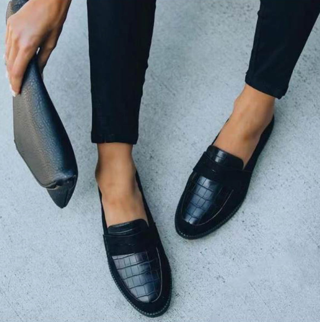 Elegante zwarte dames loafers met minimalistisch ontwerp; perfecte instappers voor zakelijk en casual gebruik.