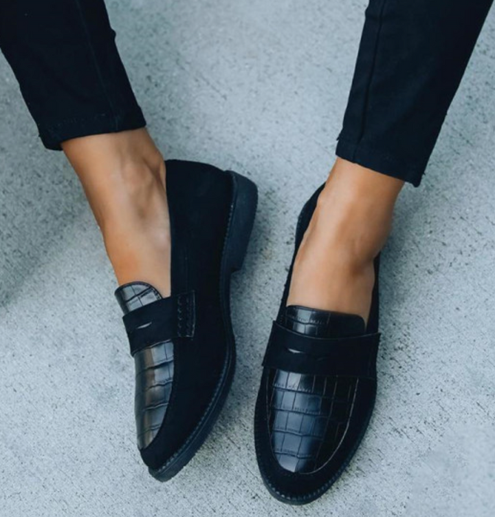 Klassieke zwarte dames loafers, veelzijdig te combineren; perfect voor zowel zakelijk als casual gebruik.
