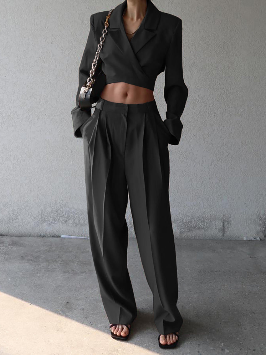 Elegante zwarte dames zomer set met cropped blazer en high waist wijde broek. Perfect voor moderne zakelijke outfits.