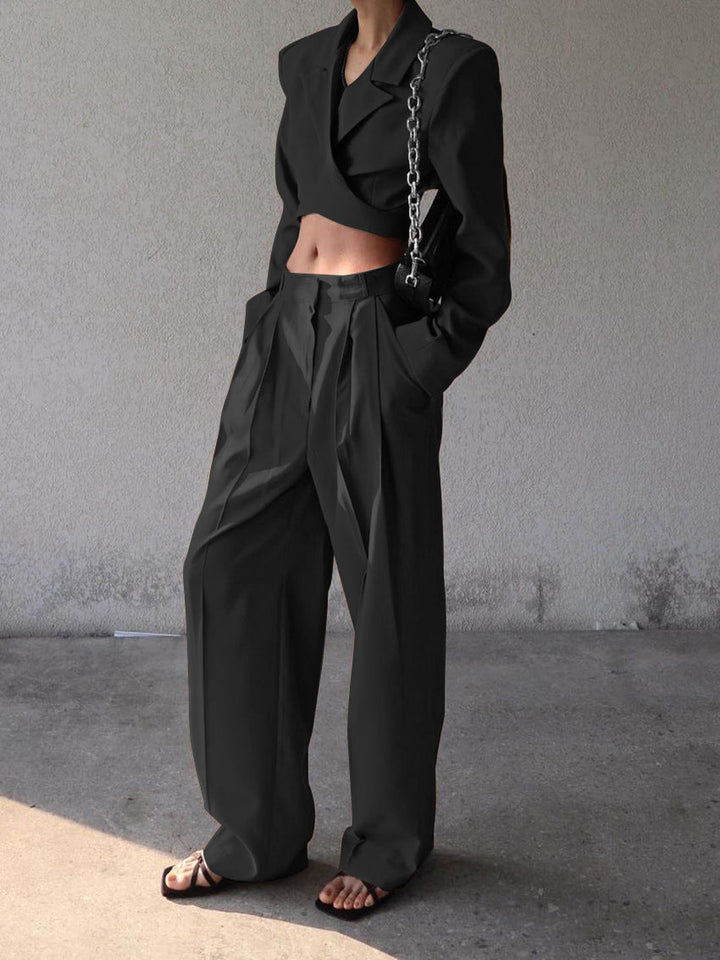 Stijlvolle cropped blazer voor dames, onderdeel van een zomer set met wijde high waist broek. Casual chic mode.