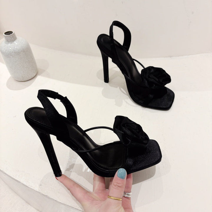 Zwarte dames sandalen met verfijnde bloemenhak, elegante vierkante teen en comfort voor feestelijke avonden.