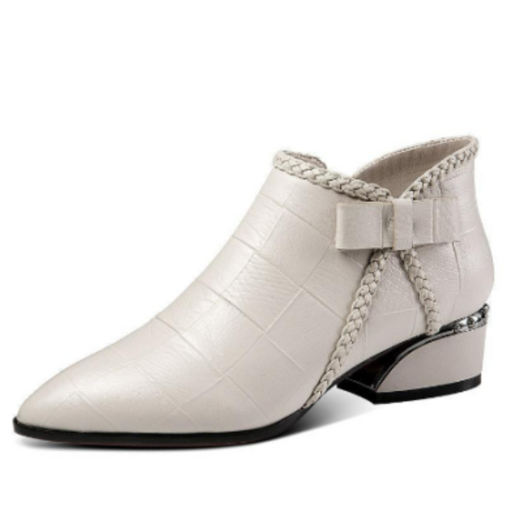 "Elegante zwarte enkellaarzen voor dames met lage hak, verfijnd klassiek design, ideaal voor formele gelegenheden."