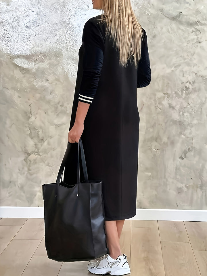 Modieuze gestreepte dames midi jurk met diepe V-hals, ideaal voor een comfortabele en elegante casual outfit.