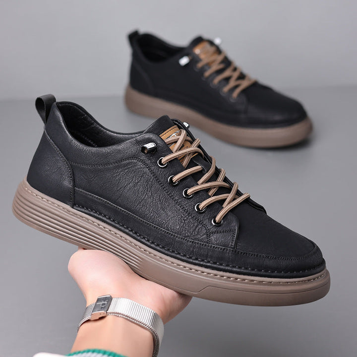 "Elegante zwarte leren herenschoenen met comfortabele zool en ademend materiaal, ideaal voor stijlvolle en casual outfits."