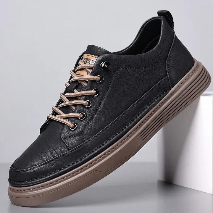 "Elegante zwarte leren herenschoenen met comfortabele zool en ademend materiaal, ideaal voor stijlvolle en casual outfits."