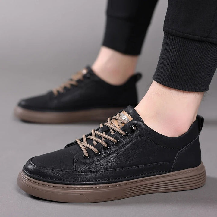 "Elegante zwarte leren herenschoenen met comfortabele zool en ademend materiaal, ideaal voor stijlvolle en casual outfits."