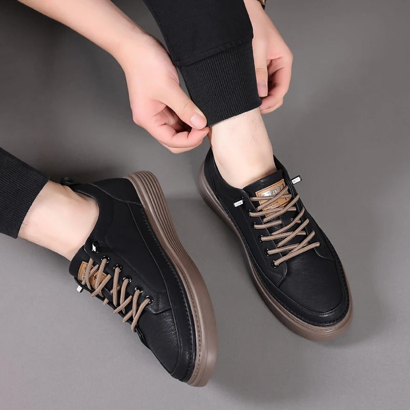 "Elegante zwarte leren herenschoenen met comfortabele zool en ademend materiaal, ideaal voor stijlvolle en casual outfits."
