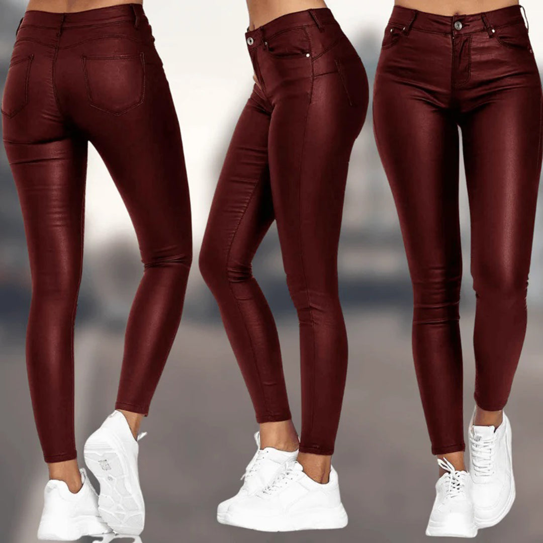 Zwarte PU leer dames skinny broek, elegant gestyled, ideaal voor chique of casual zomerse uitstraling.