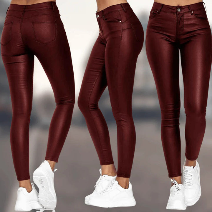 Zwarte PU leer dames skinny broek, elegant gestyled, ideaal voor chique of casual zomerse uitstraling.
