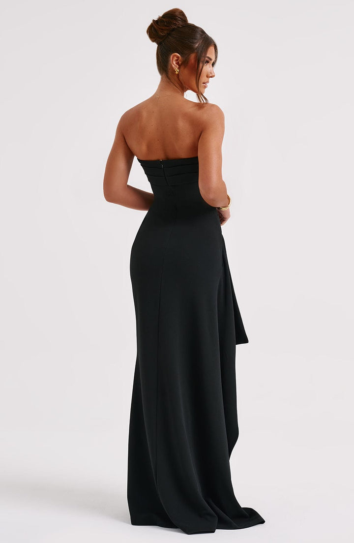 "Elegante zwarte splitjurk voor dames, nauwsluitend en verfijnd, perfect voor formele evenementen en avondjes uit."
