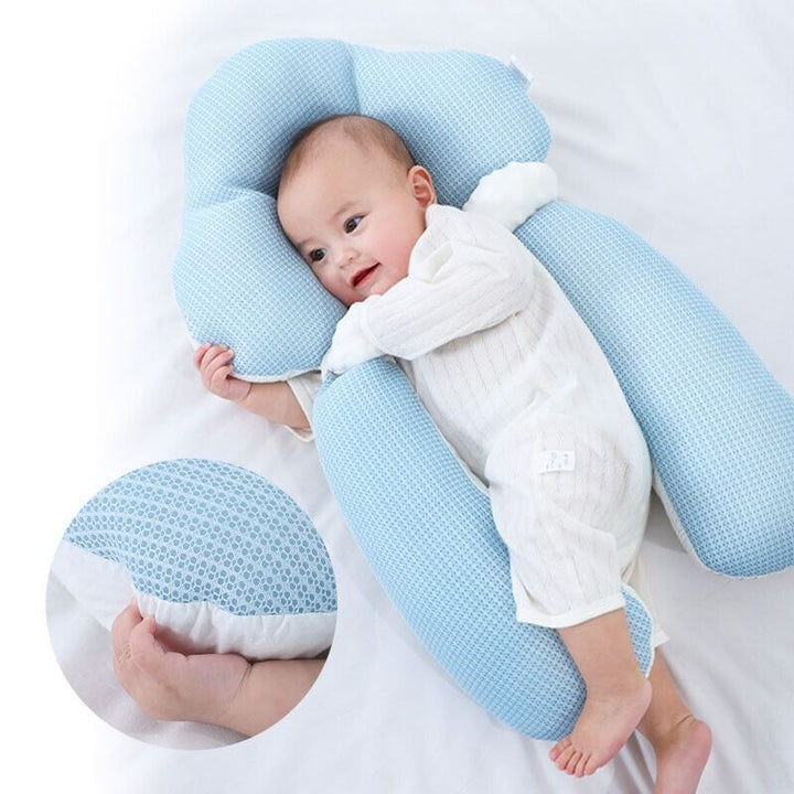 Zacht ergonomisch baby slaapkussen voor veilige en comfortabele slaap van je pasgeboren kindje.