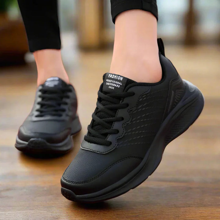 "Ergonomische anti-slip horecaschoenen voor dames, zwart en roze design met ademend materiaal en comfortabele pasvorm."