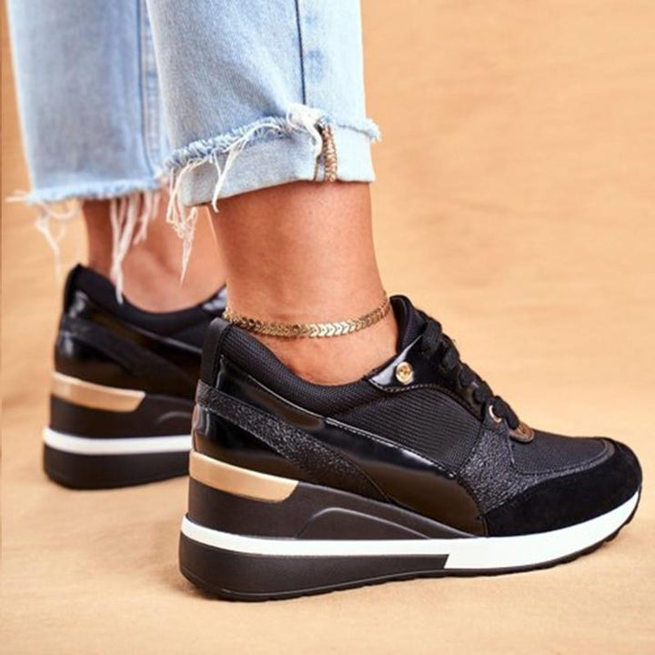 Comfortabele zilveren damesschoenen, ergonomisch ontworpen met voetondersteuning, ideaal voor een stijlvolle casual look.