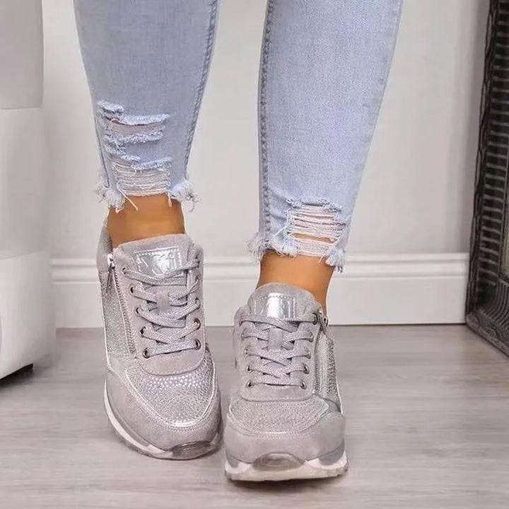 "Ergonomische damessneakers in grijs met ademende materialen, bieden stijl en comfort voor dagelijks gebruik."