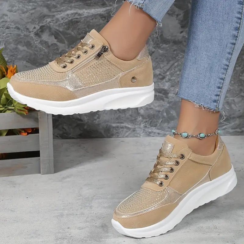 "Ergonomische damessneakers in grijs met ademende materialen, bieden stijl en comfort voor dagelijks gebruik."