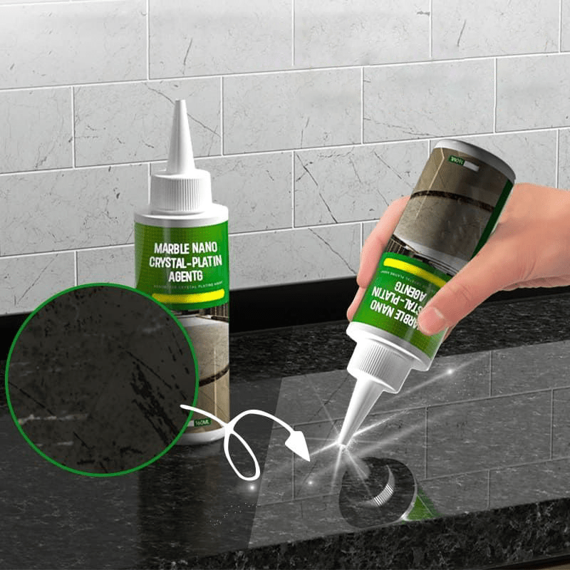 Man brengt NanoShine Steencoating aan op een keukenblad van marmer voor duurzame hoogglans afwerking.