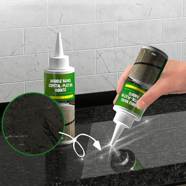 Man brengt NanoShine Steencoating aan op een keukenblad van marmer voor duurzame hoogglans afwerking.