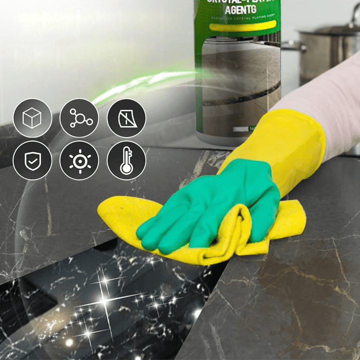 Waterdrupjes op marmer met NanoShine Steencoating, toont effectieve oppervlaktebescherming en hoogglans.