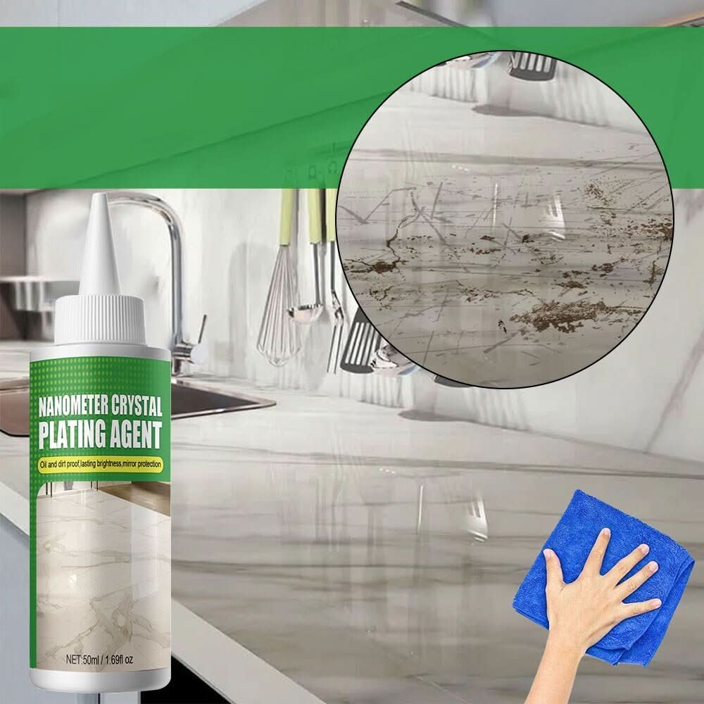 NanoShine Steencoating fles op een glanzende granieten vloer, ideaal voor huisverbetering en steenonderhoud.
