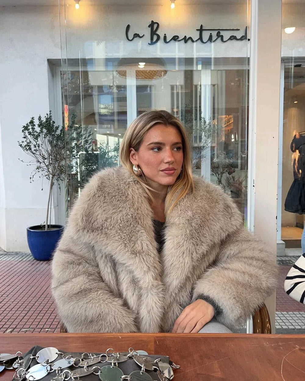 "Fluffy damesmantel winterjas, warm, stijlvol met chique pasvorm en lange mouwen, perfect voor koude dagen"