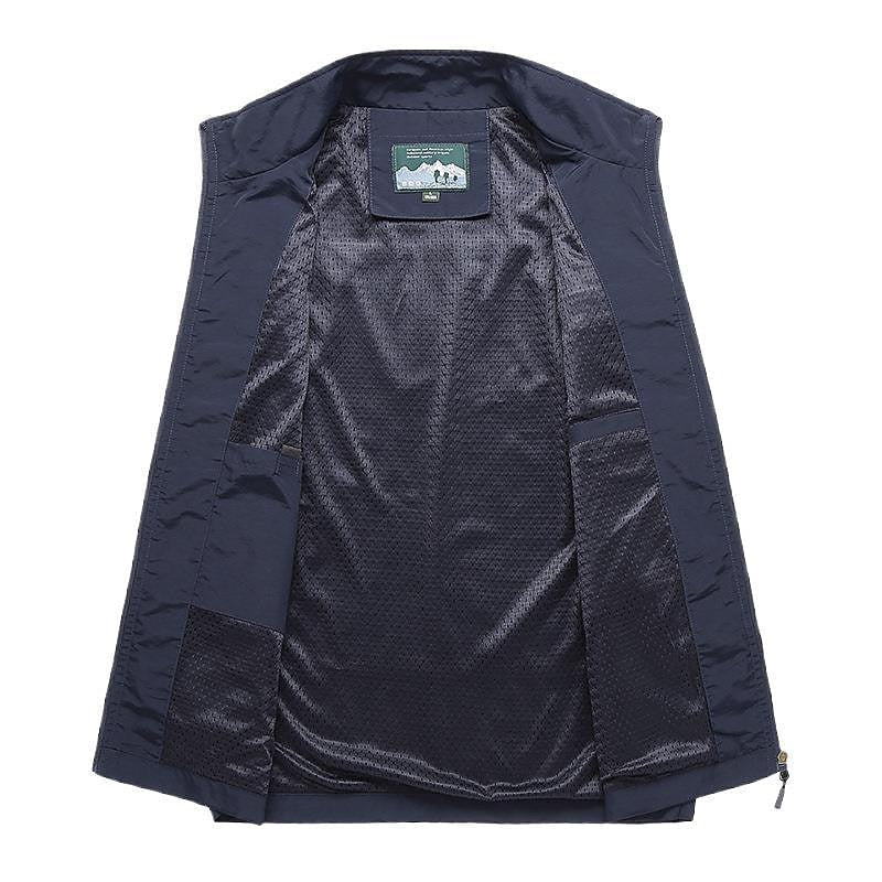 Stevig heren outdoor vest met vele zakken, mouwloos, ontworpen voor comfort en functionaliteit tijdens vissen of wandelen.