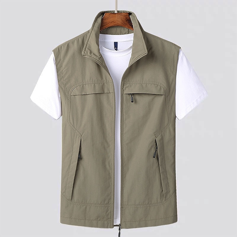 Modern heren mouwloos vest met ruime zakken, ideaal als functioneel outdoor vest voor wandelen, vissen en reizen.