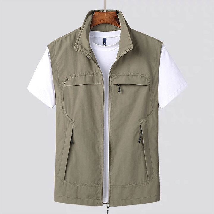 Modern heren mouwloos vest met ruime zakken, ideaal als functioneel outdoor vest voor wandelen, vissen en reizen.
