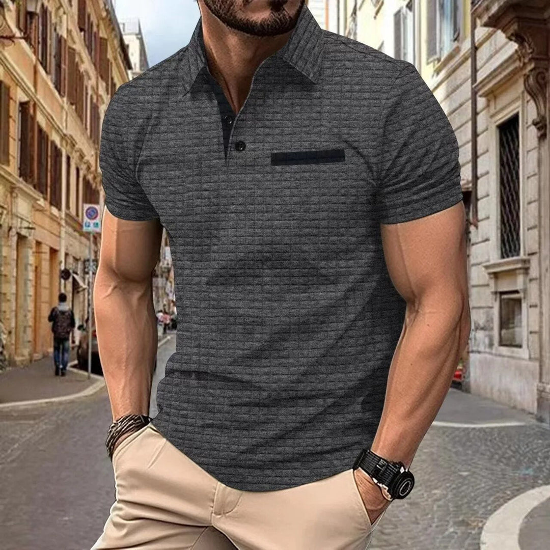 "Geblokte herenpolo met klassieke stijl en comfort, ideaal voor kantoor of casual gebruik. Hoogwaardige, ademende stof."