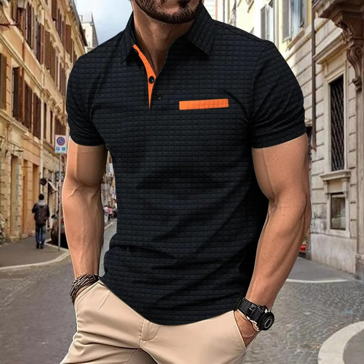 "Geblokte herenpolo met klassieke stijl en comfort, ideaal voor kantoor of casual gebruik. Hoogwaardige, ademende stof."